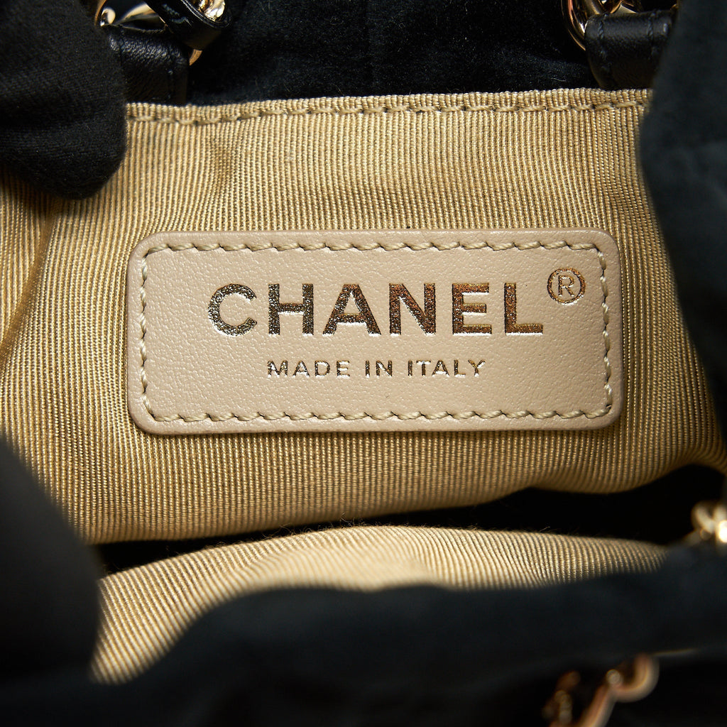 chanel-pearl-crush-on-chain-mini-bucket-with-velvet-black