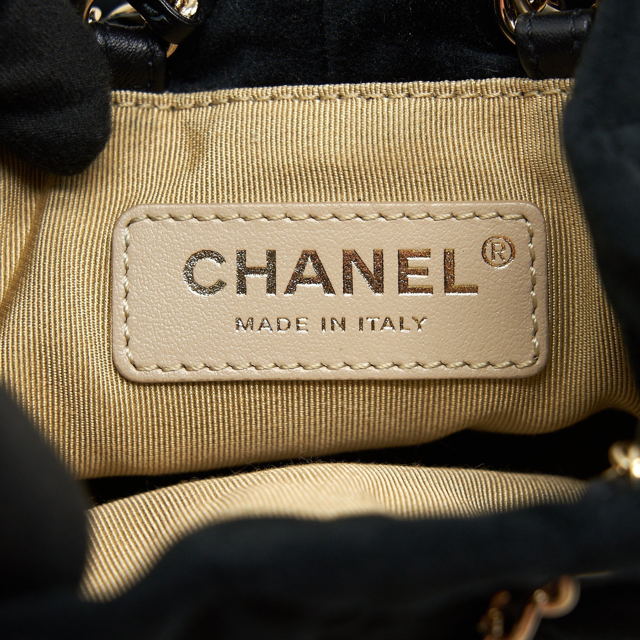 chanel-pearl-crush-on-chain-mini-bucket-with-velvet-black