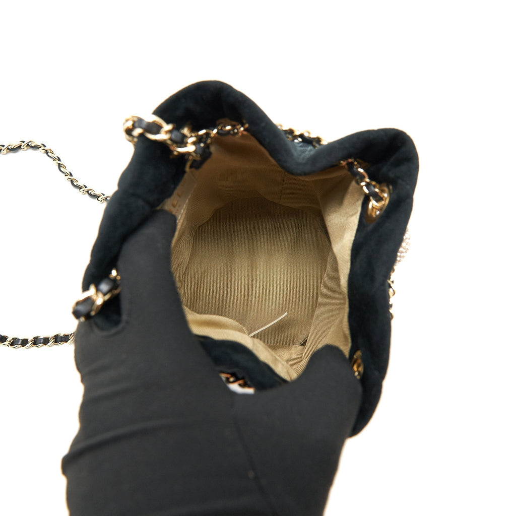 chanel-pearl-crush-on-chain-mini-bucket-with-velvet-black