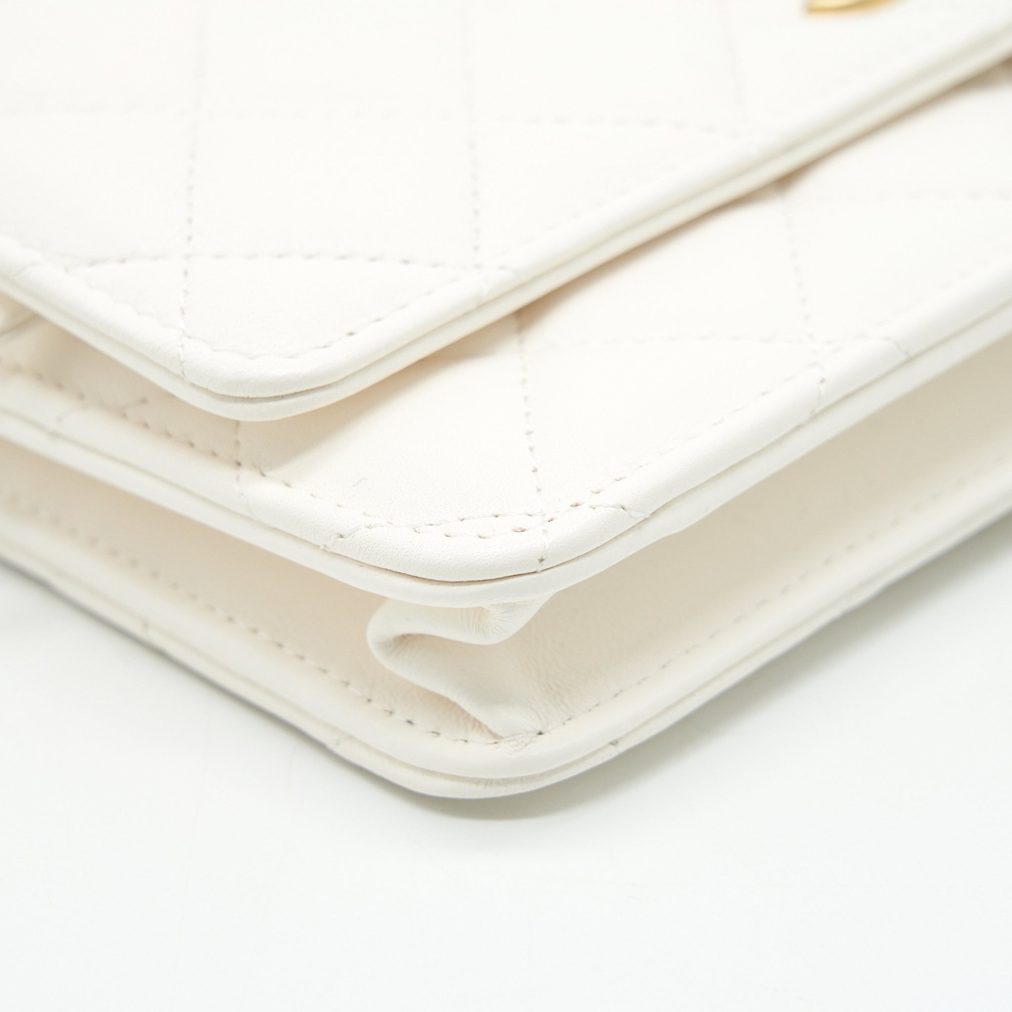 chanel-pearl-crush-wallet-on-chain-white-ghw