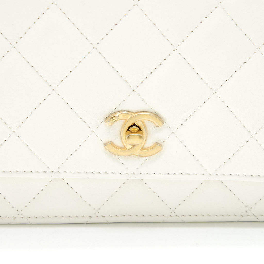 chanel-pearl-crush-wallet-on-chain-white-ghw
