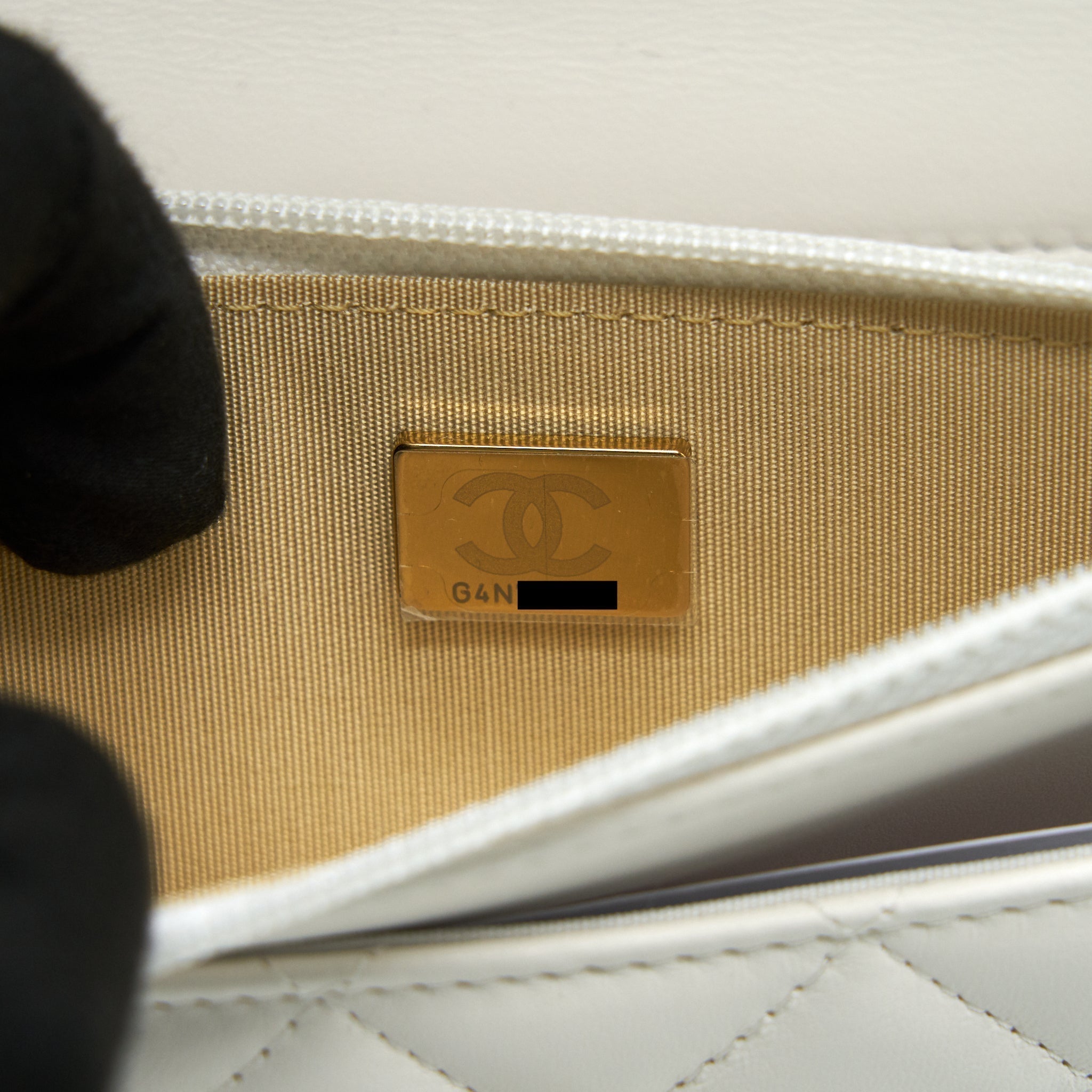 chanel-pearl-crush-wallet-on-chain-white-ghw