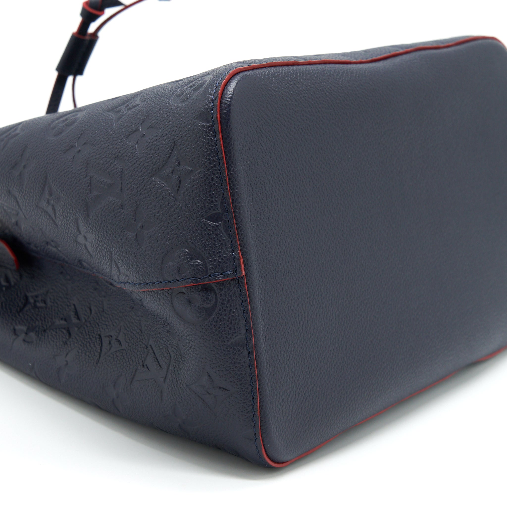 louis-vuitton-neonoe-monogram-empreinte-marine-rouge-ghw