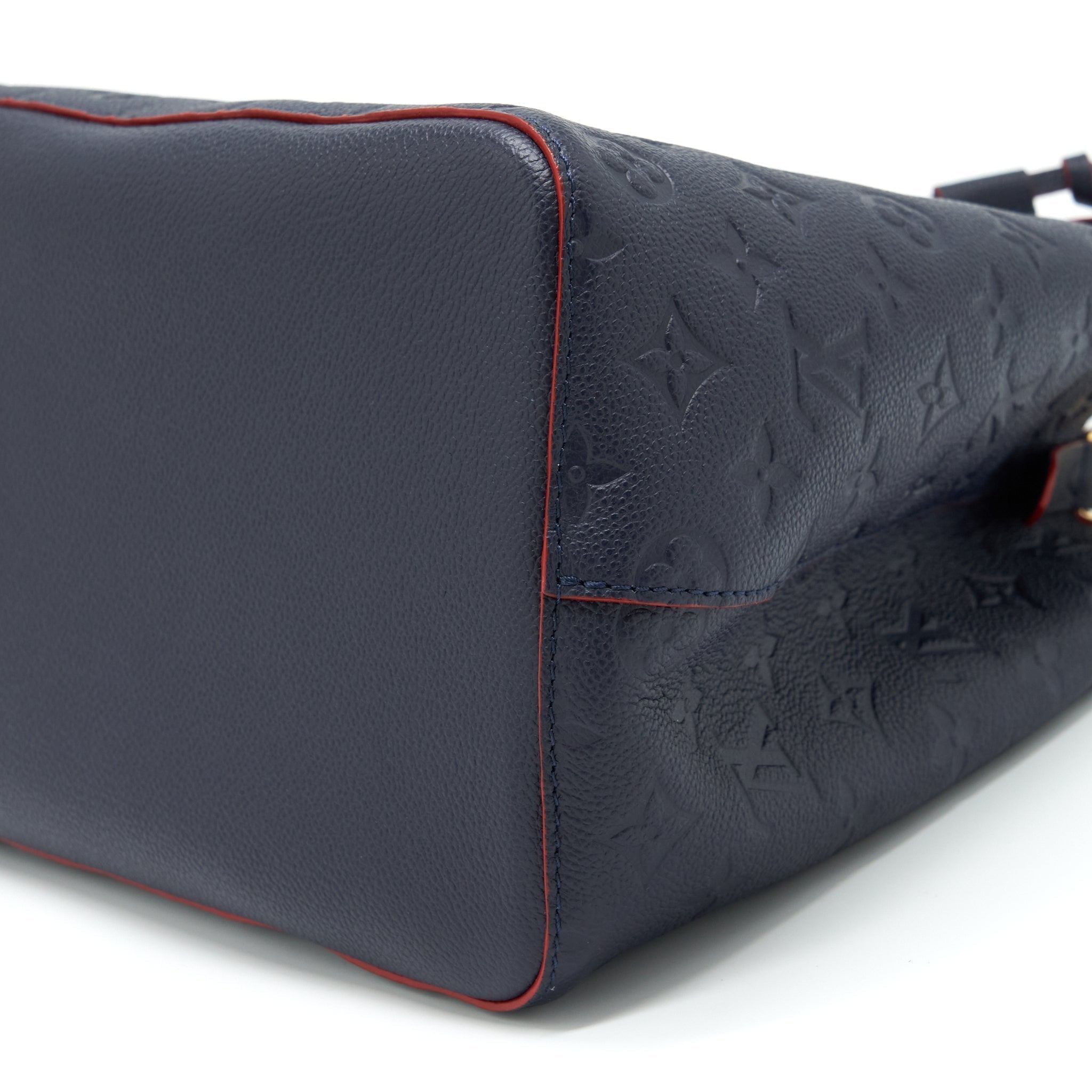 louis-vuitton-neonoe-monogram-empreinte-marine-rouge-ghw