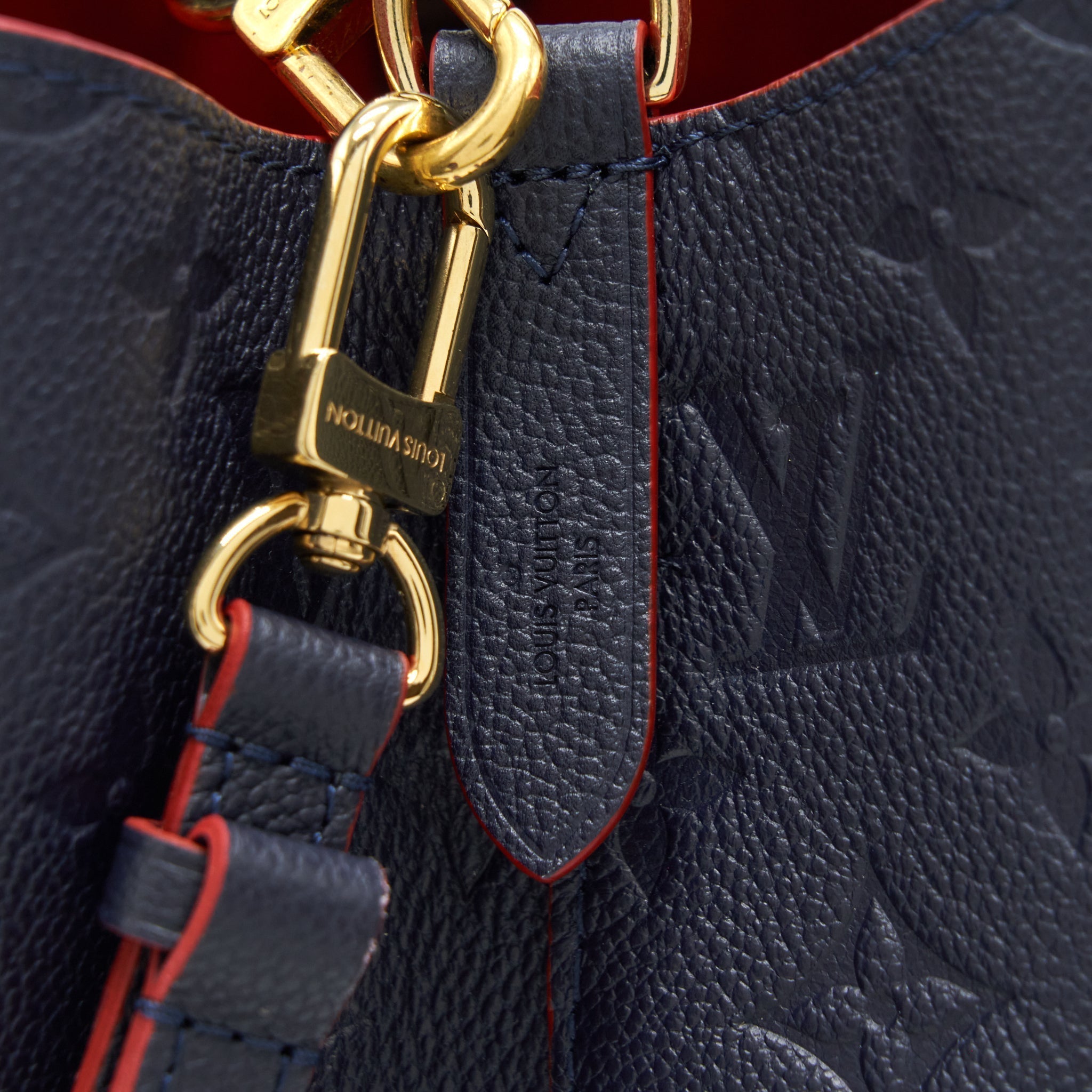 louis-vuitton-neonoe-monogram-empreinte-marine-rouge-ghw