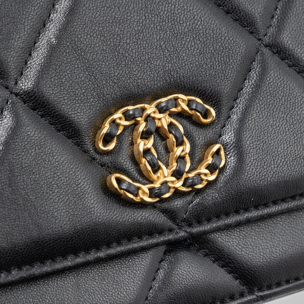 chanel-19-wallet-on-chain-lambskin-black-multicolour-hardware-microchip-1