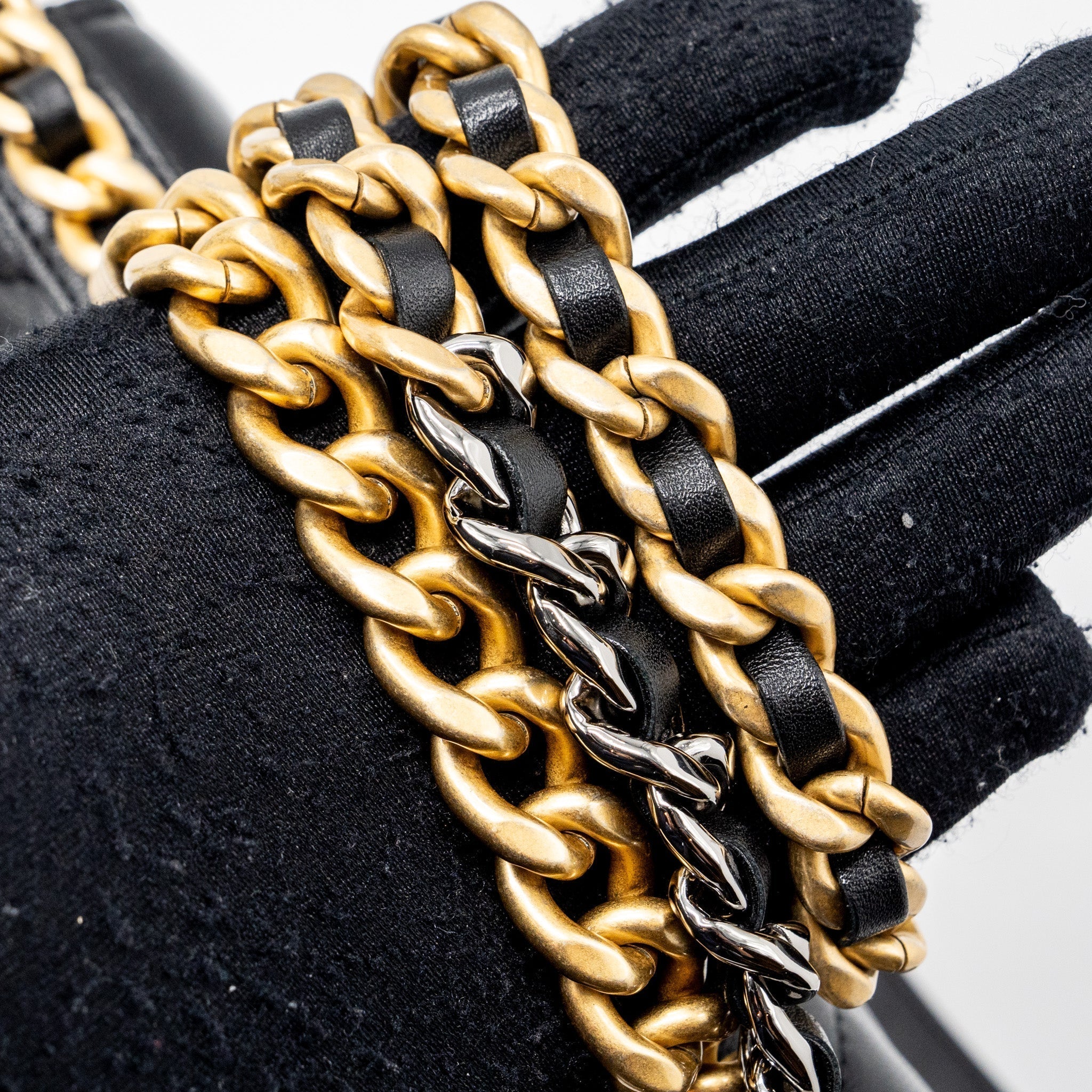 chanel-19-wallet-on-chain-lambskin-black-multicolour-hardware-microchip-1