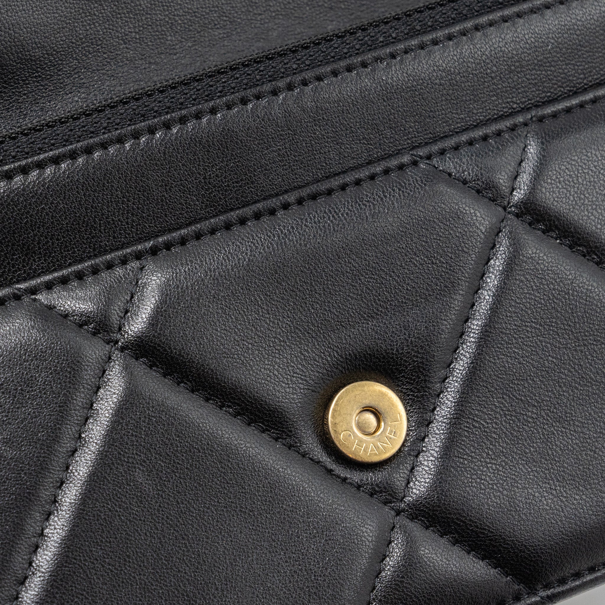 chanel-19-wallet-on-chain-lambskin-black-multicolour-hardware-microchip-1