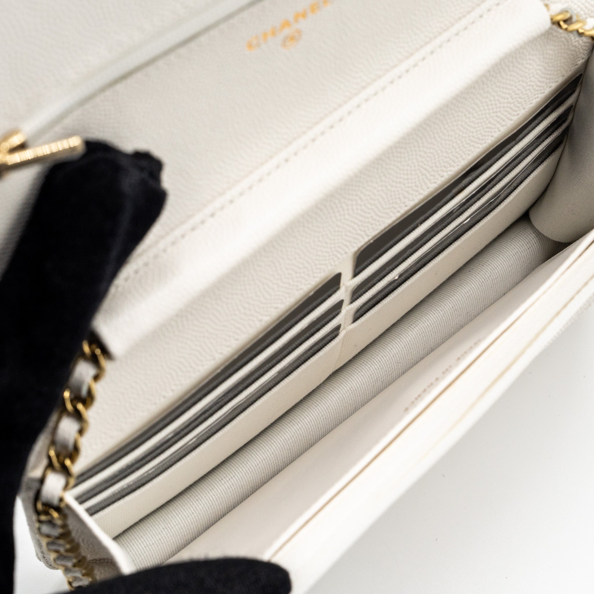 chanel-classic-wallet-on-chain-caviar-white-lghw-microchip-3