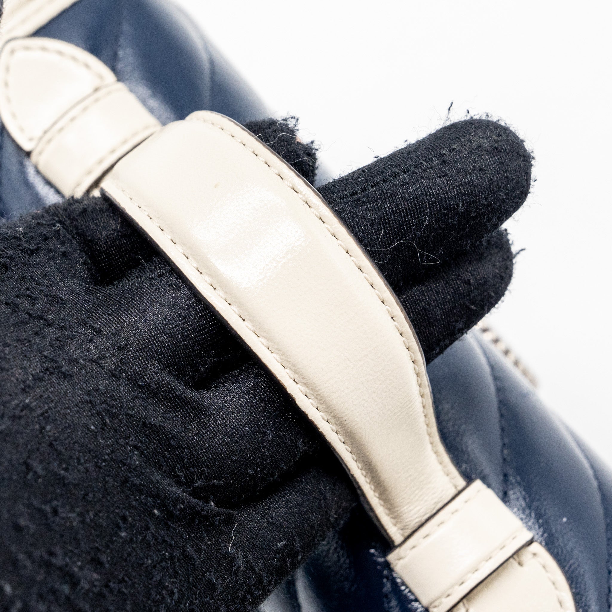 gucci-gg-marmont-top-handle-bag-calfskin-navy-white-shw