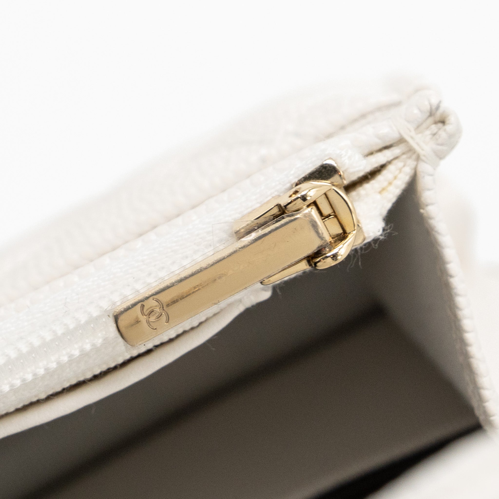 chanel-classic-wallet-on-chain-caviar-white-lghw-microchip-3
