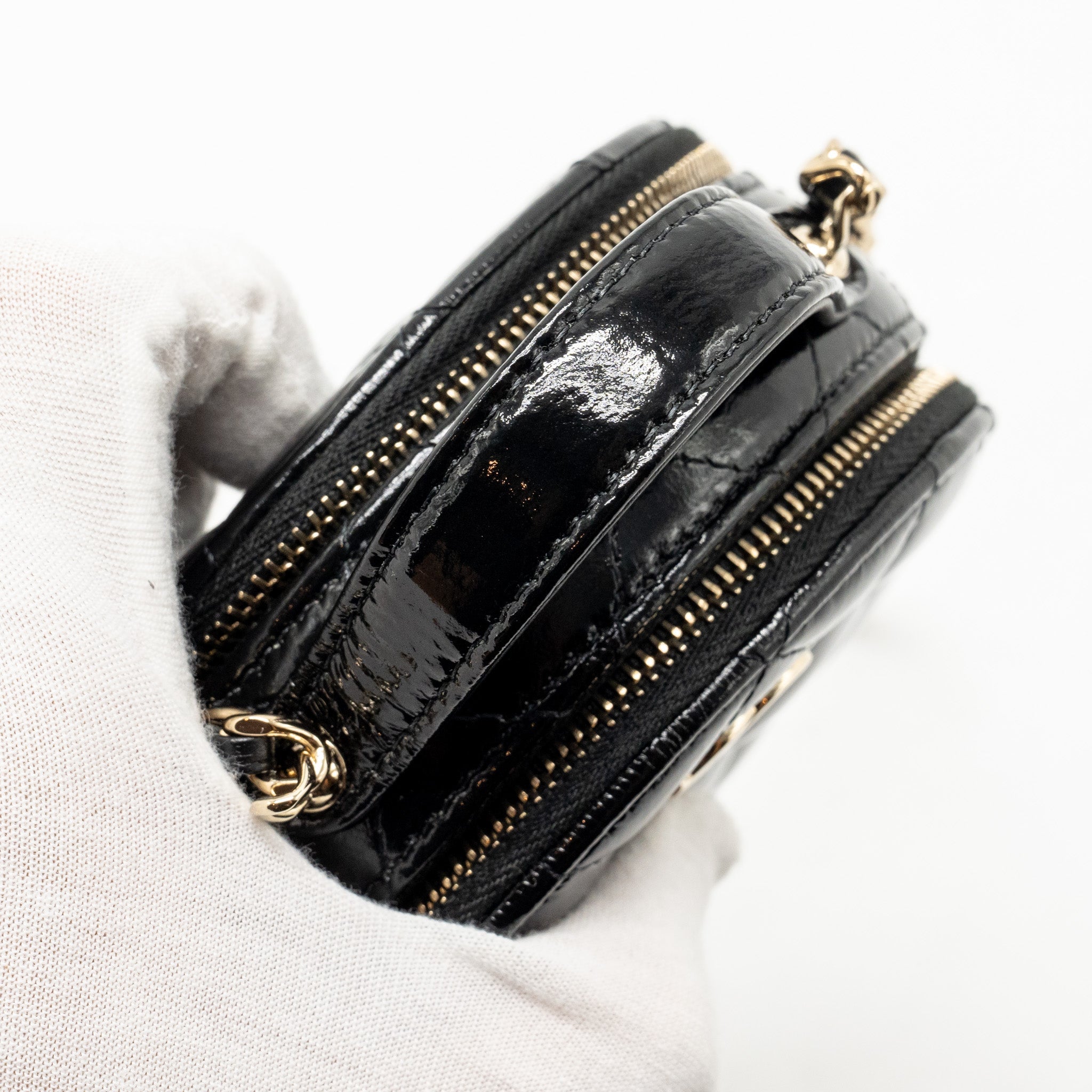 chanel-22b-top-handle-mini-round-vanity-case-with-chain-shiny-leather-black-lghw-microchip