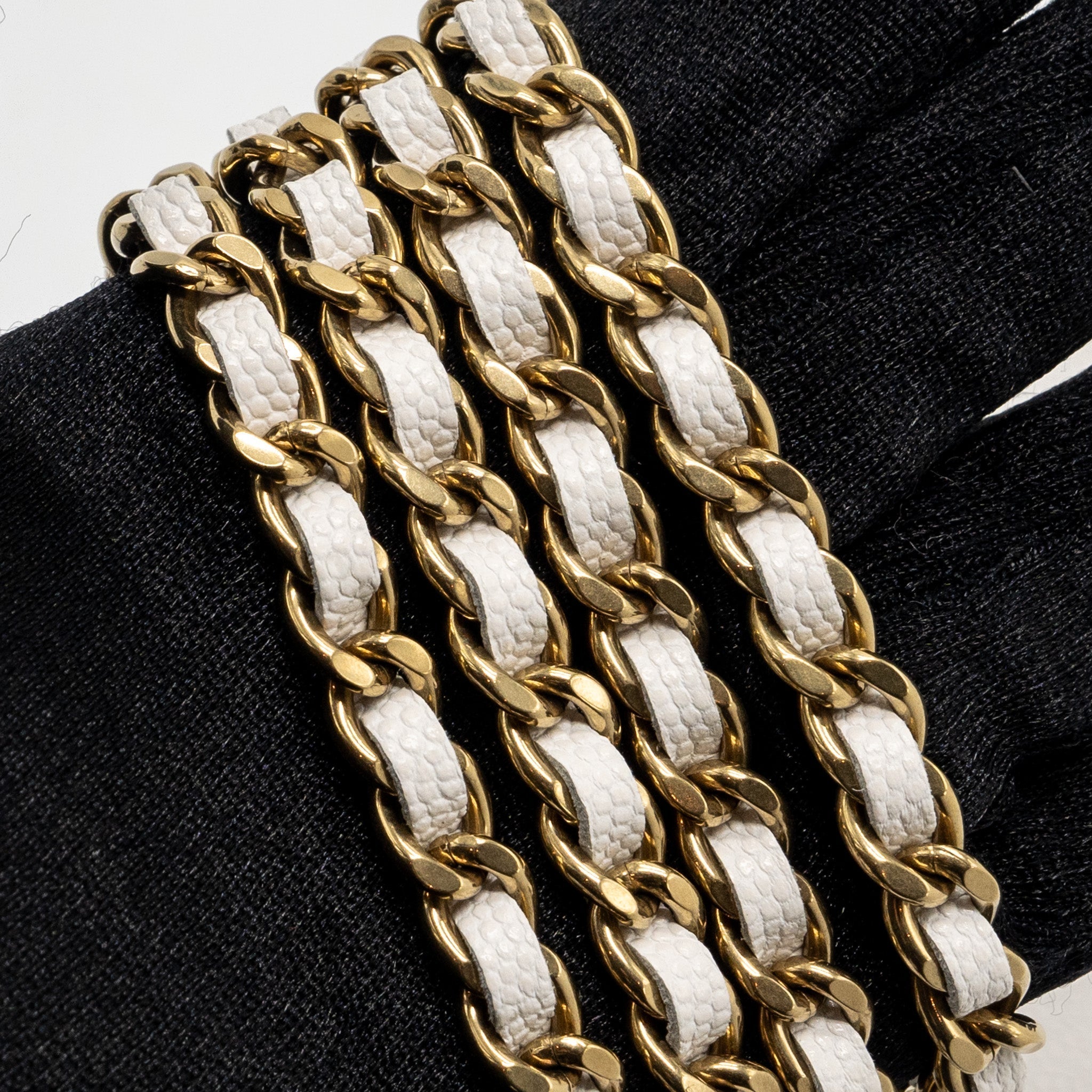 chanel-classic-wallet-on-chain-caviar-white-lghw-microchip-3