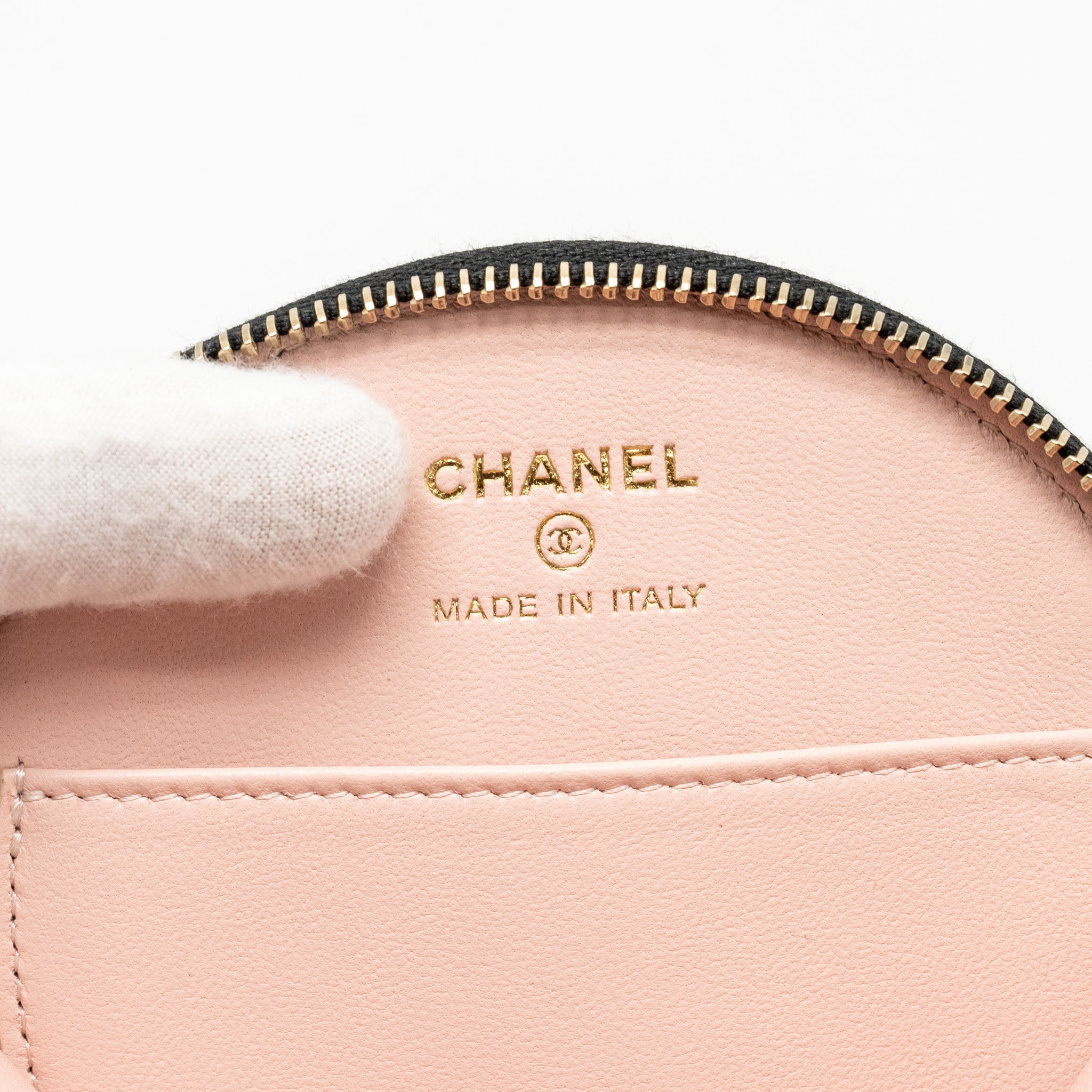 chanel-22b-top-handle-mini-round-vanity-case-with-chain-shiny-leather-black-lghw-microchip