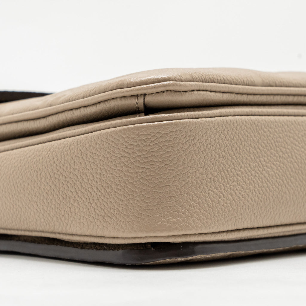 louis-vuitton-pochette-metis-monogram-empreinte-tourterelle-ghw