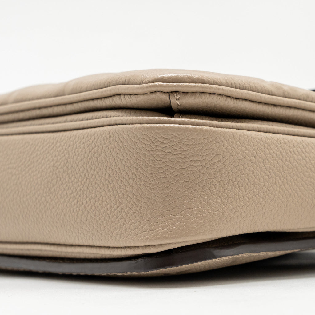 louis-vuitton-pochette-metis-monogram-empreinte-tourterelle-ghw