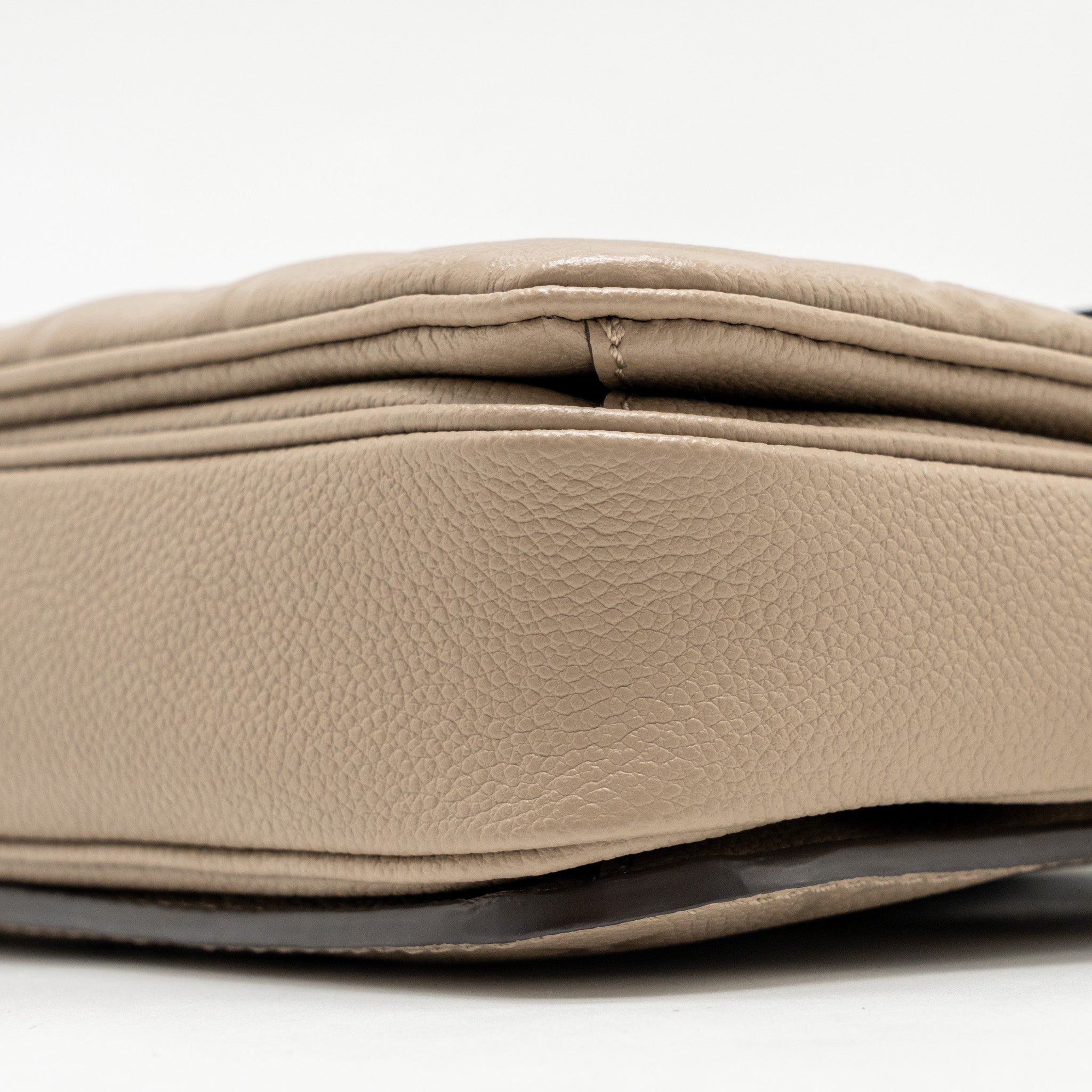 louis-vuitton-pochette-metis-monogram-empreinte-tourterelle-ghw