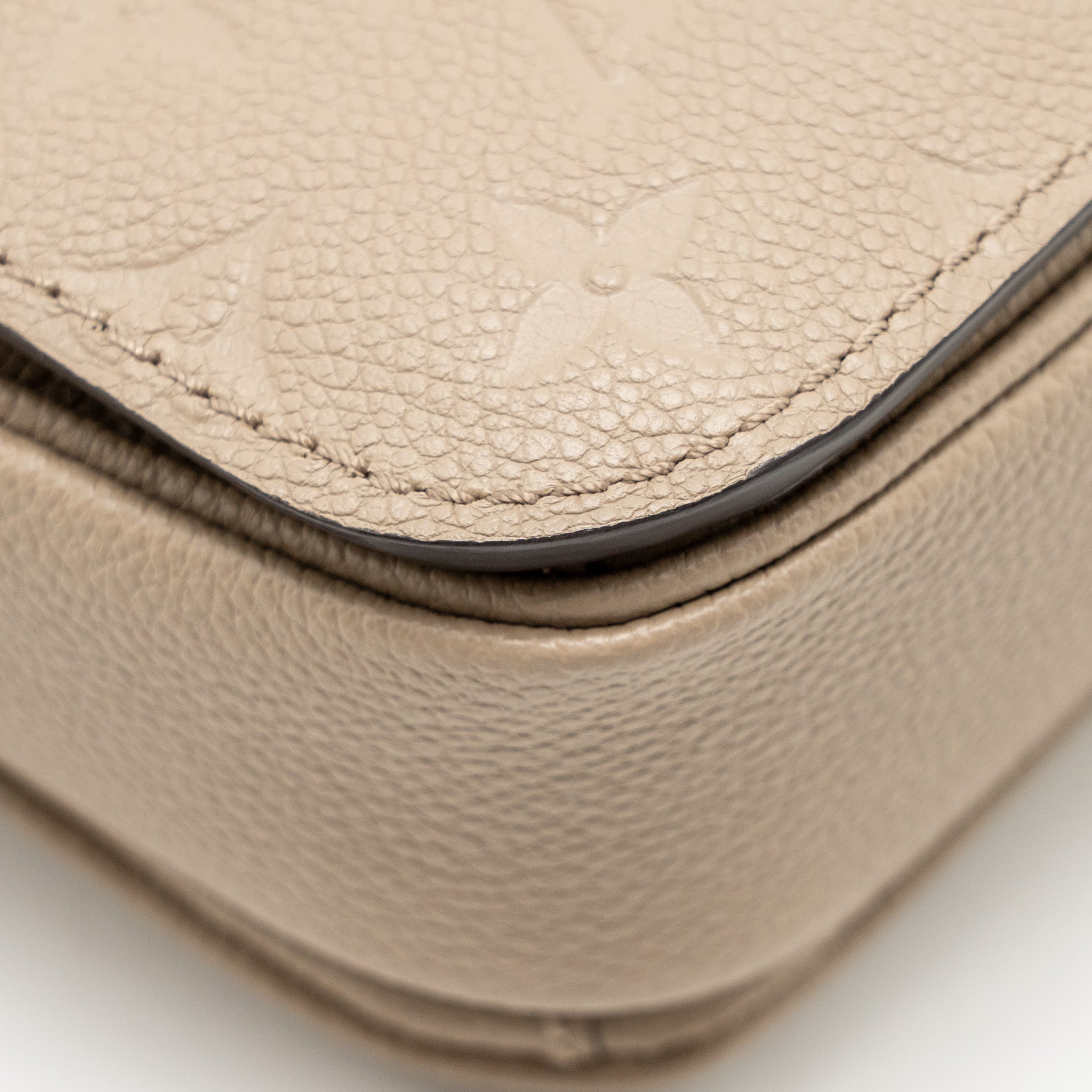 louis-vuitton-pochette-metis-monogram-empreinte-tourterelle-ghw
