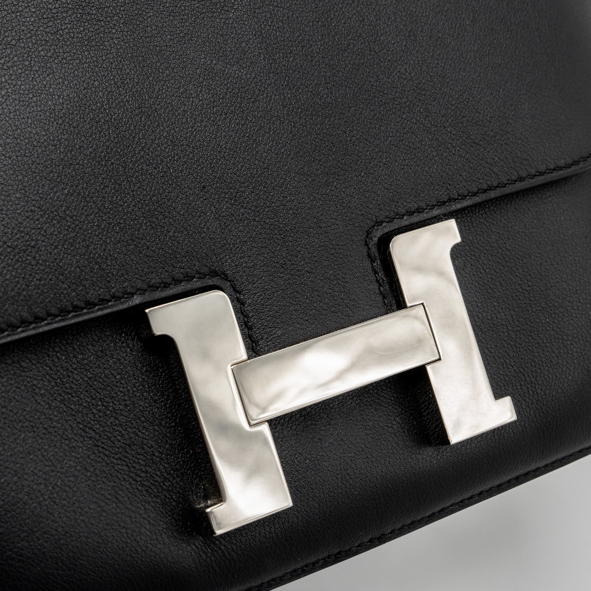 hermes-constance-24-evercolor-black-shw-stamp-square-o