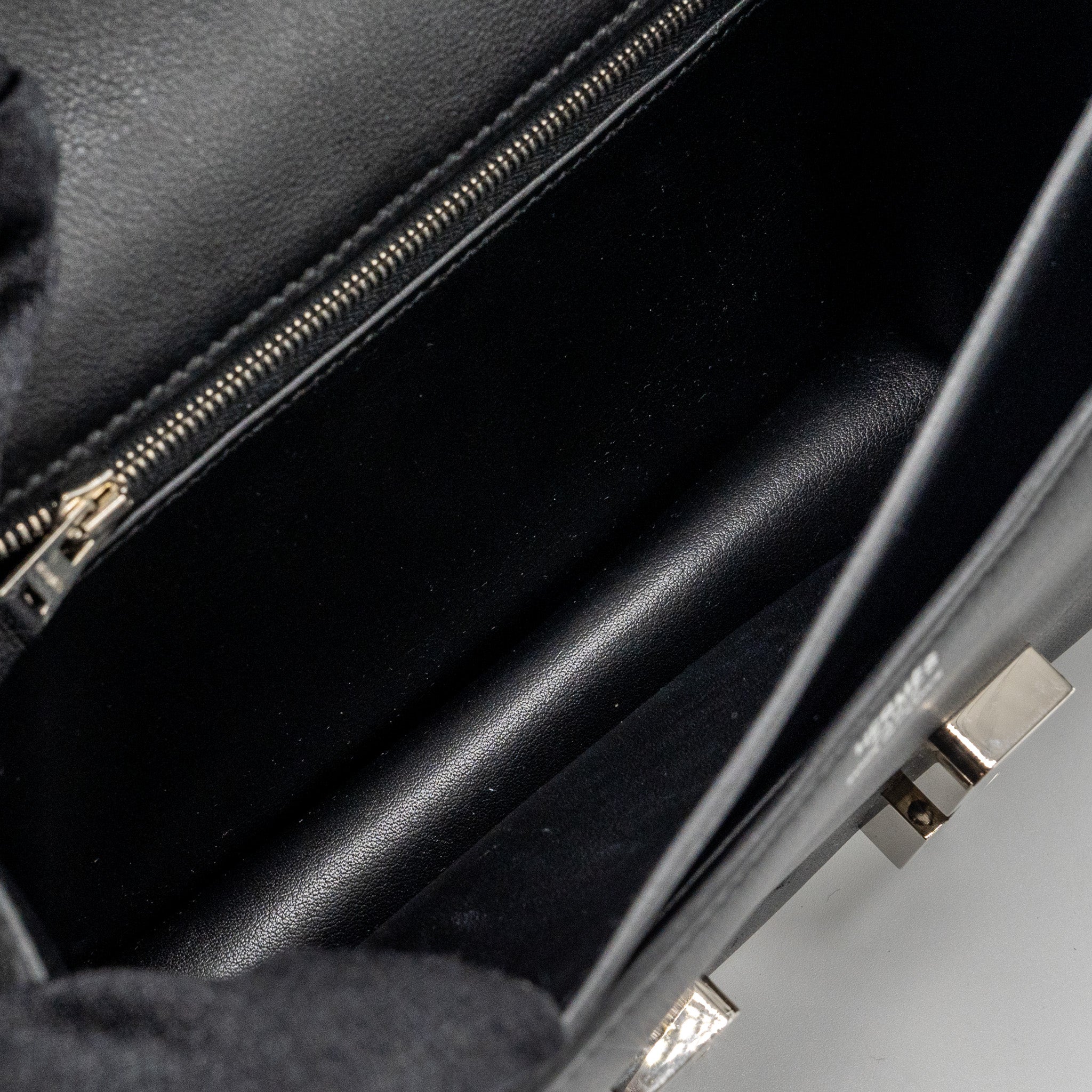 hermes-constance-24-evercolor-black-shw-stamp-square-o