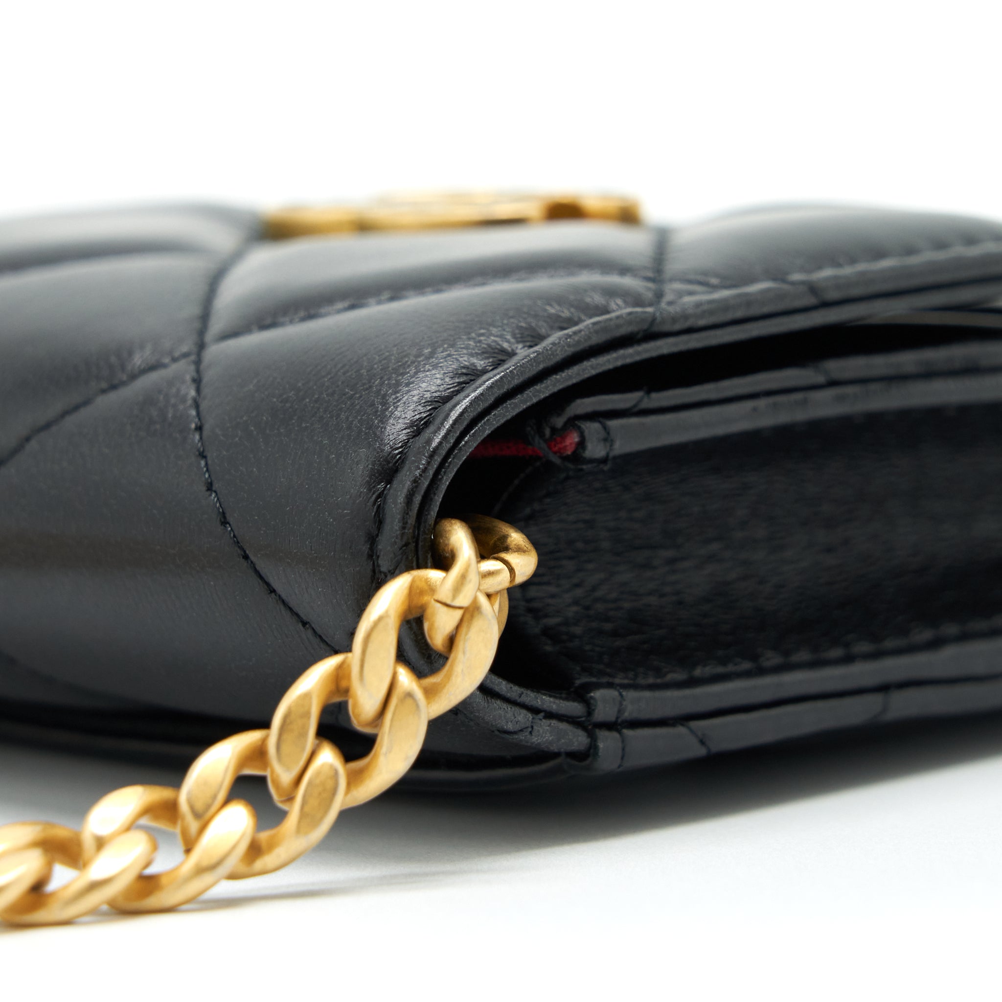 chanel-22p-vertical-mini-flap-phone-case-lambskin-black-with-enamel-and-gold-hardware