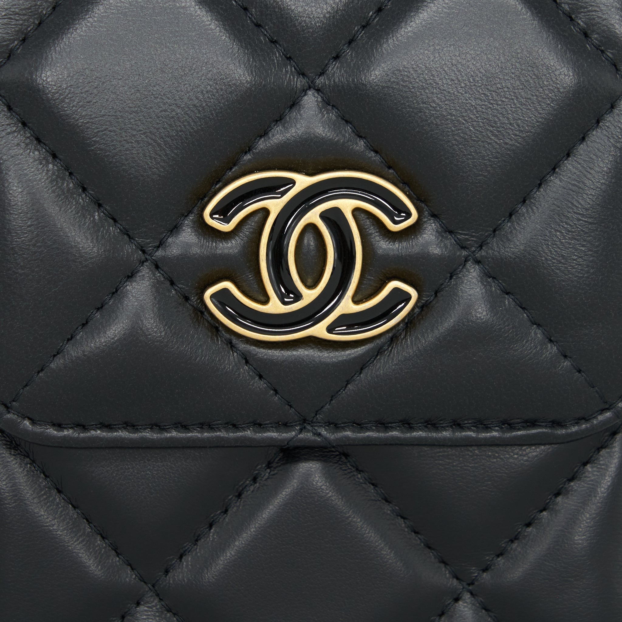 chanel-22p-vertical-mini-flap-phone-case-lambskin-black-with-enamel-and-gold-hardware