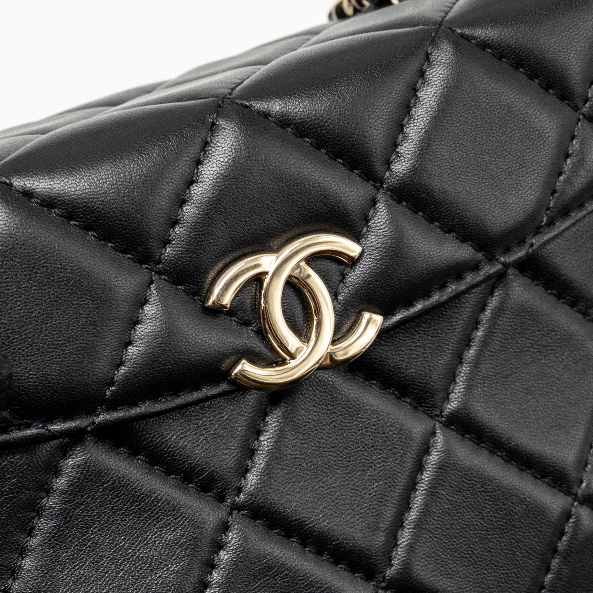 chanel-flap-vanity-with-chain-lambskin-black-lgwh-microchip