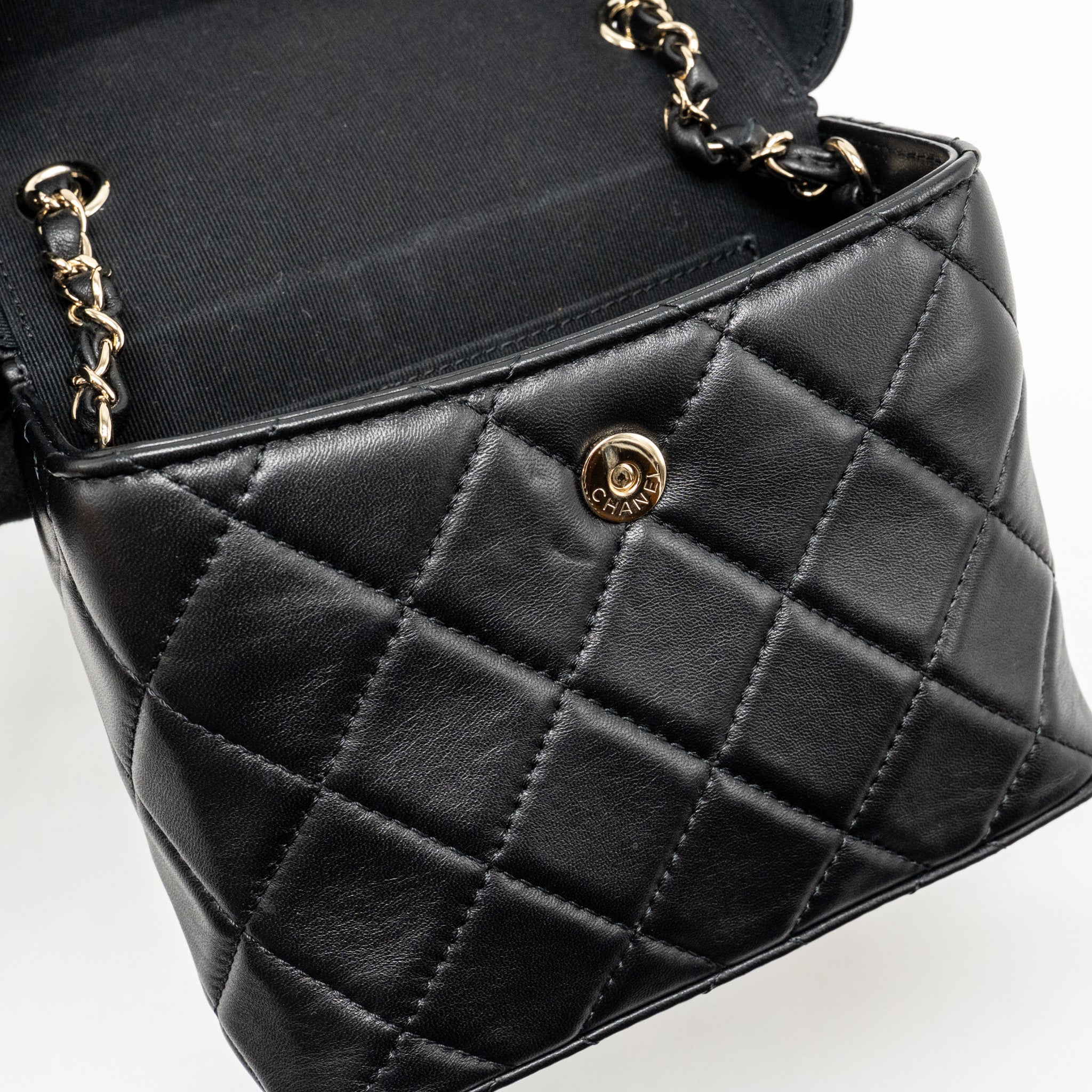 chanel-flap-vanity-with-chain-lambskin-black-lgwh-microchip