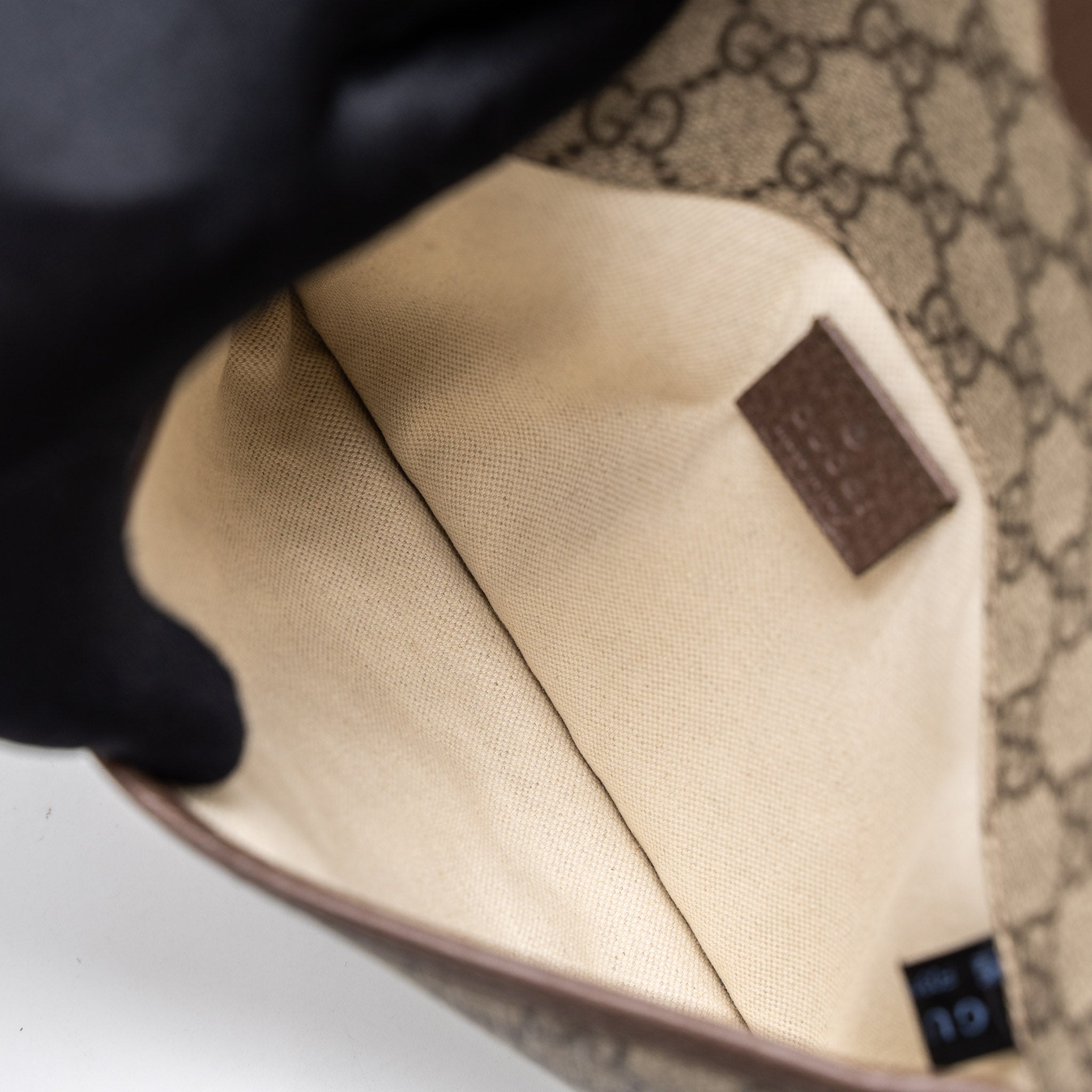 gucci-neo-vintage-gg-supreme-canvas-belt-bag-brushed-ghw