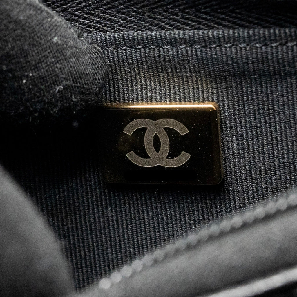 chanel-cc-logo-quilted-wallet-on-chain-caviar-black-lghw-microchip