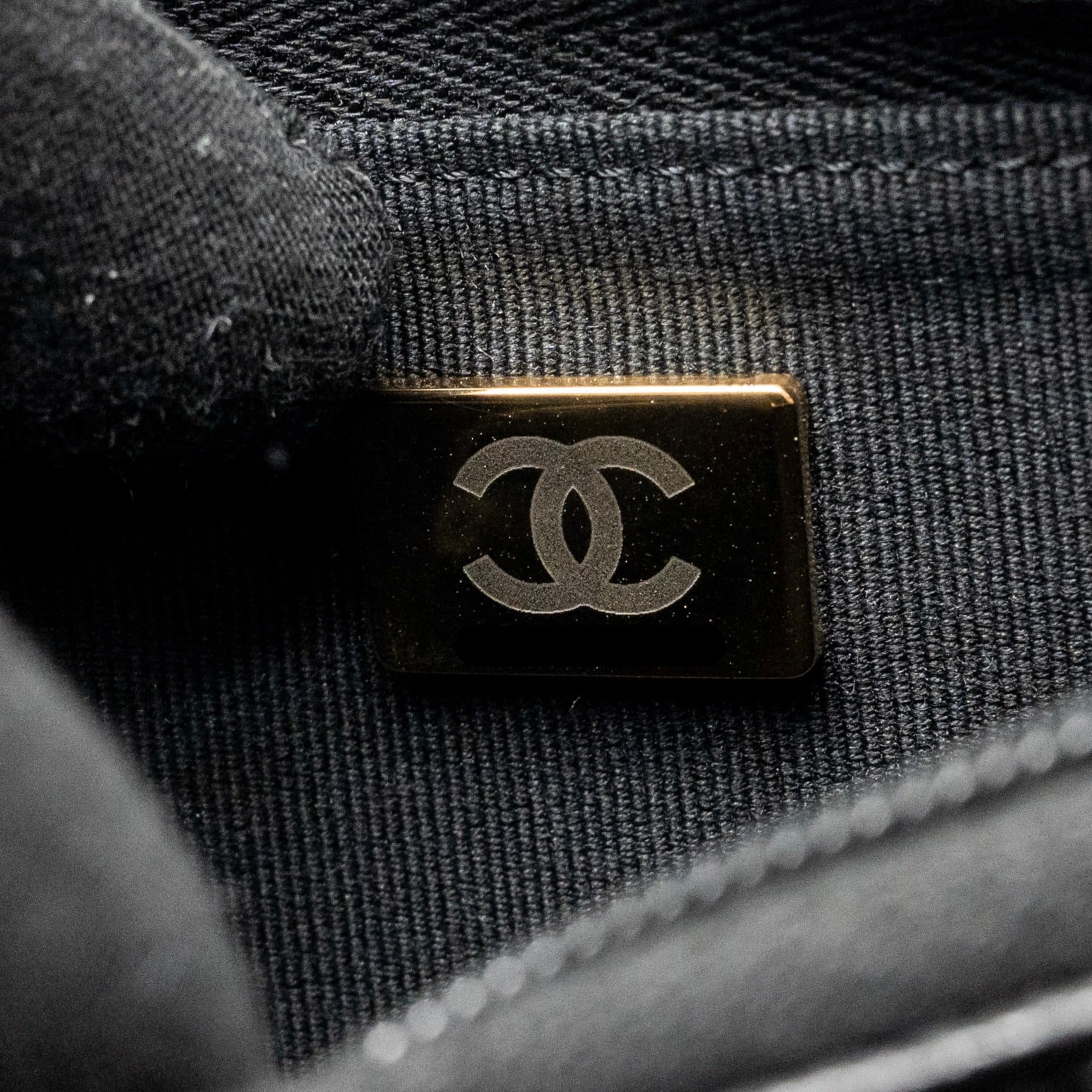 chanel-cc-logo-quilted-wallet-on-chain-caviar-black-lghw-microchip