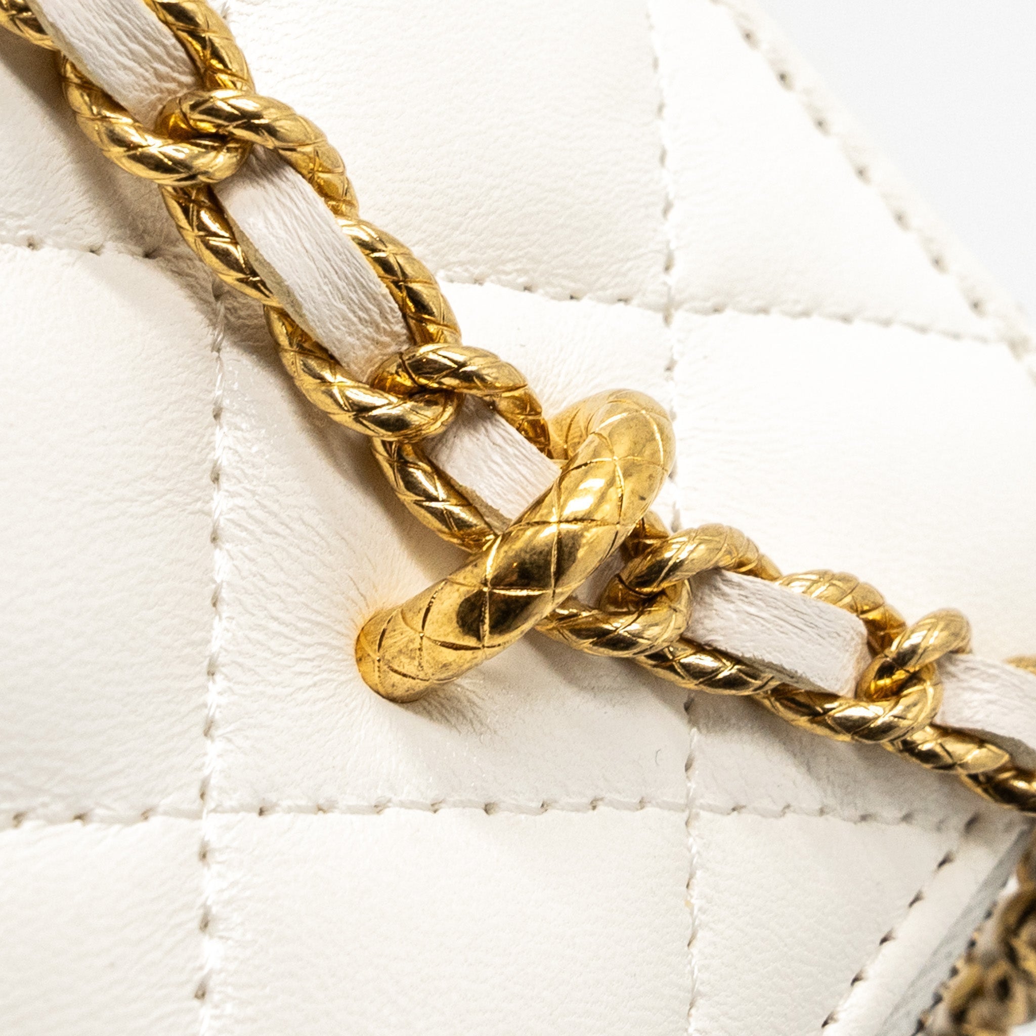 chanel-long-vanity-with-lambskin-white-ghwmicrochip