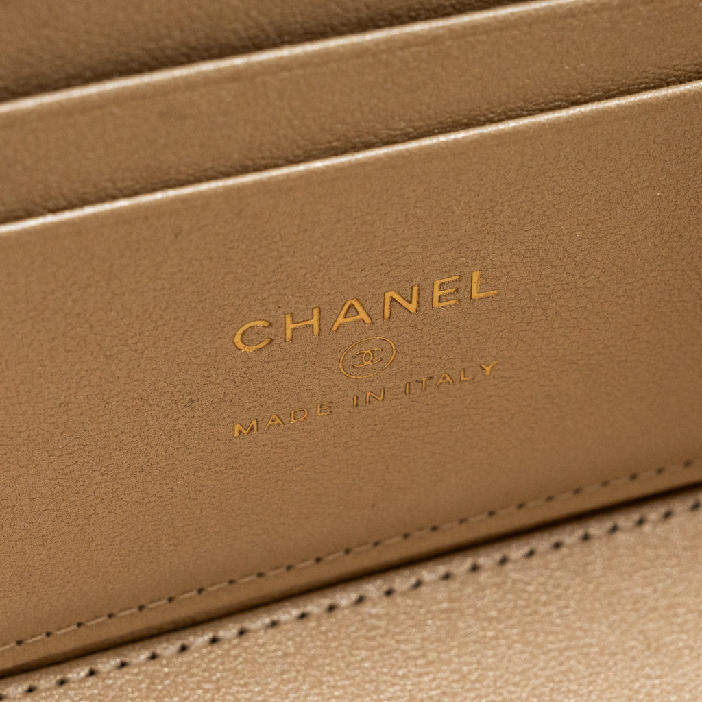 chanel-long-vanity-with-lambskin-white-ghwmicrochip