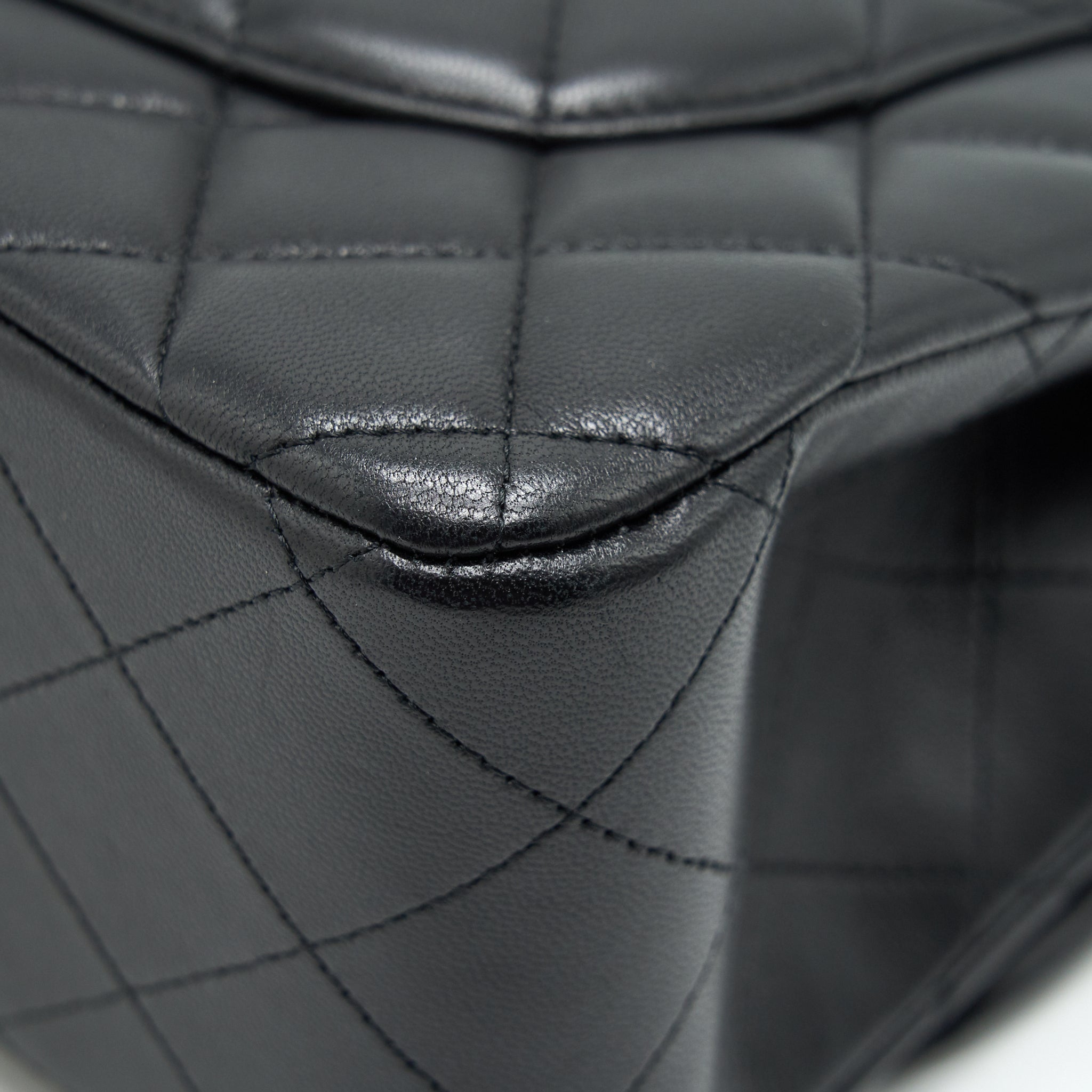 chanel-jumbo-classic-double-flap-bag-lambskin-black-ghw