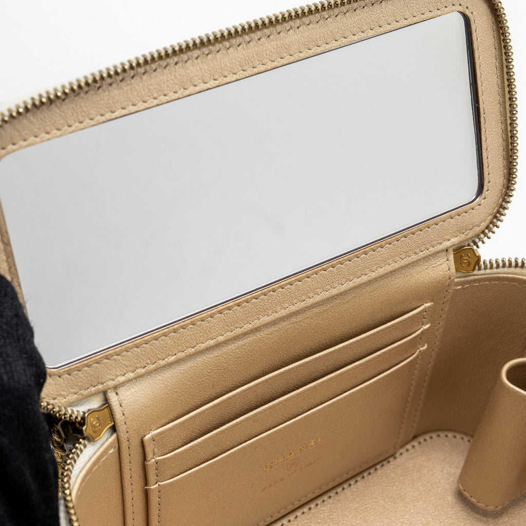 chanel-long-vanity-with-lambskin-white-ghwmicrochip