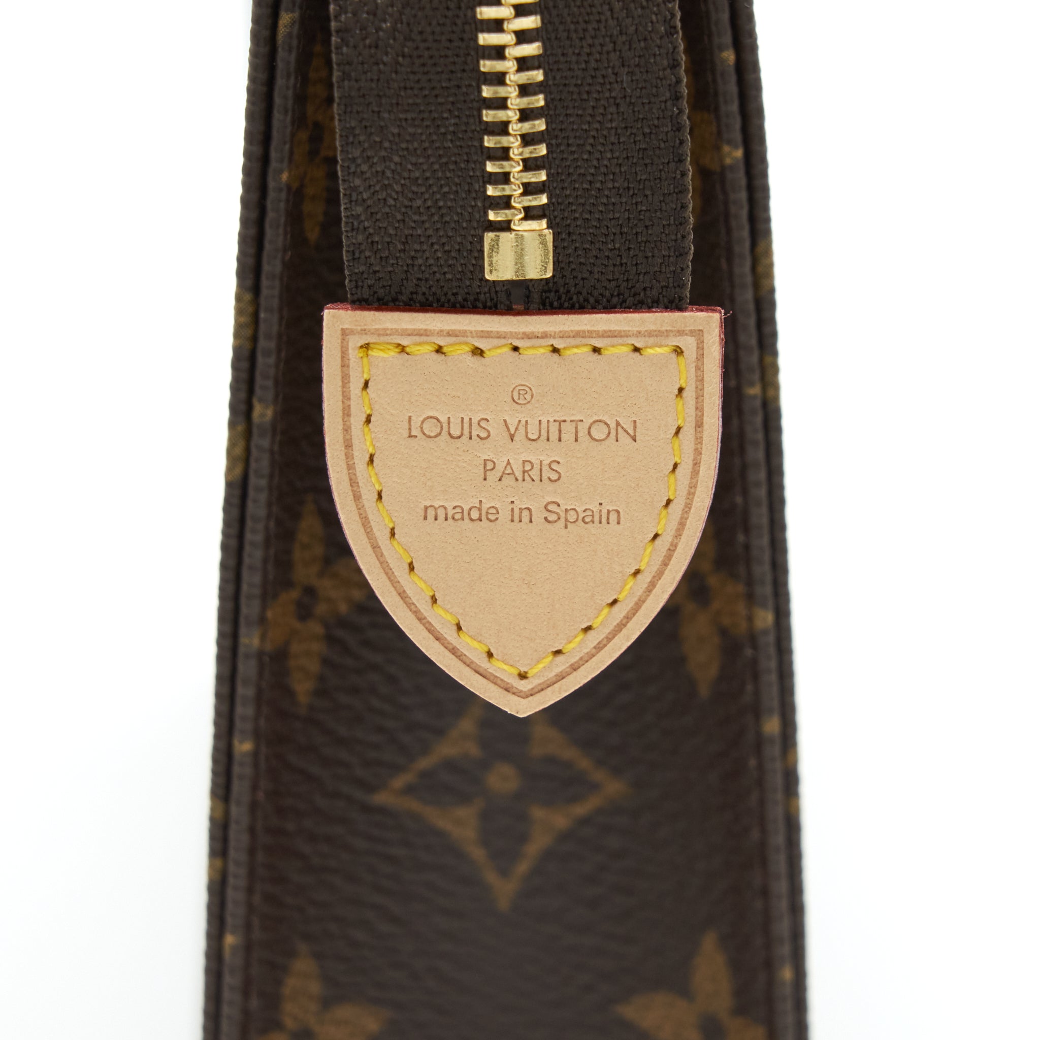 louis-vuitton-toiletry-pochette-26-monogram-canvas-ghw