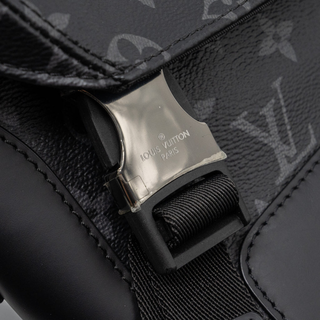 louis-vuitton-messenger-pm-voyoger-monogram-eclipse-canvas-shw