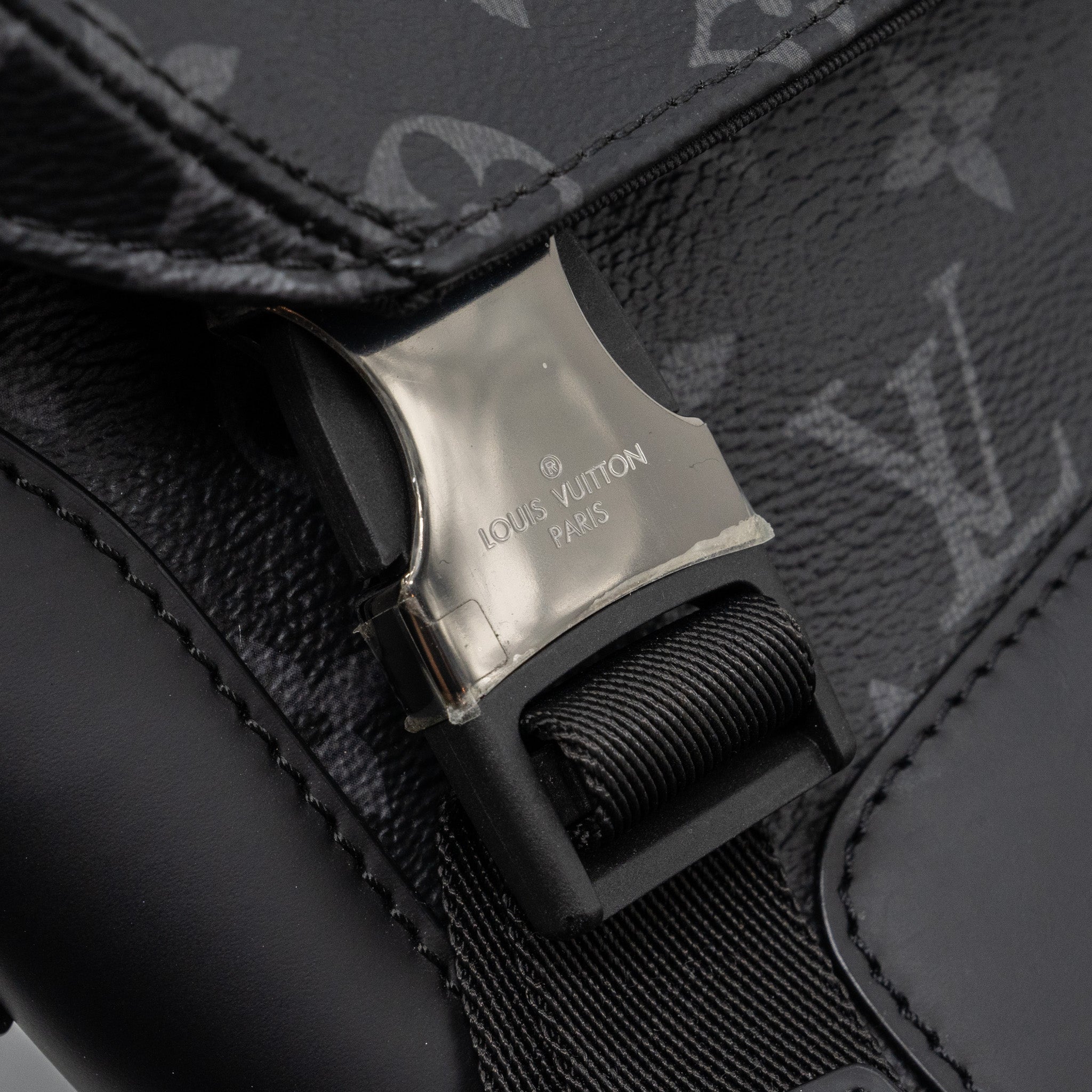 louis-vuitton-messenger-pm-voyoger-monogram-eclipse-canvas-shw