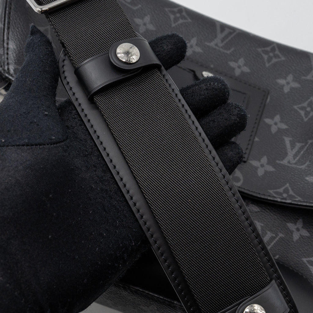 louis-vuitton-messenger-pm-voyoger-monogram-eclipse-canvas-shw