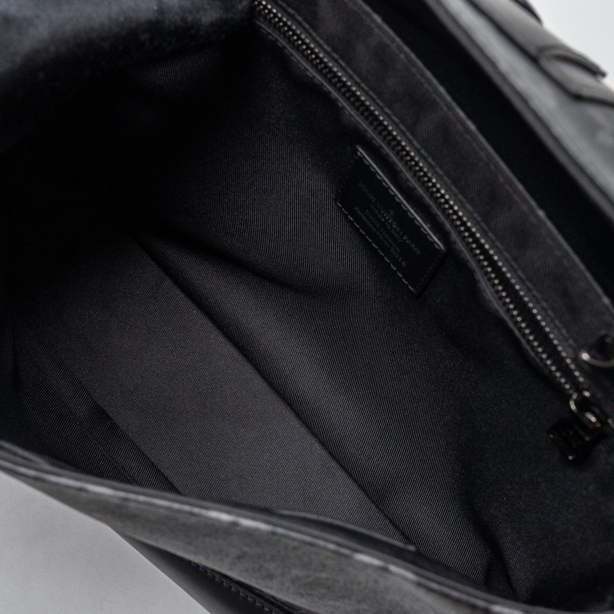 louis-vuitton-messenger-pm-voyoger-monogram-eclipse-canvas-shw
