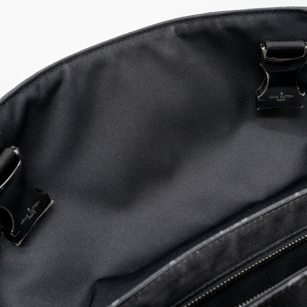 louis-vuitton-messenger-pm-voyoger-monogram-eclipse-canvas-shw