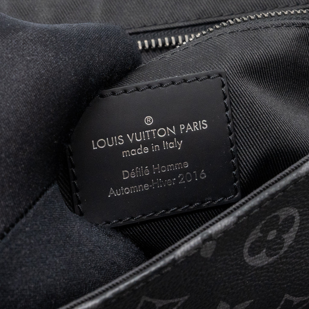 louis-vuitton-messenger-pm-voyoger-monogram-eclipse-canvas-shw
