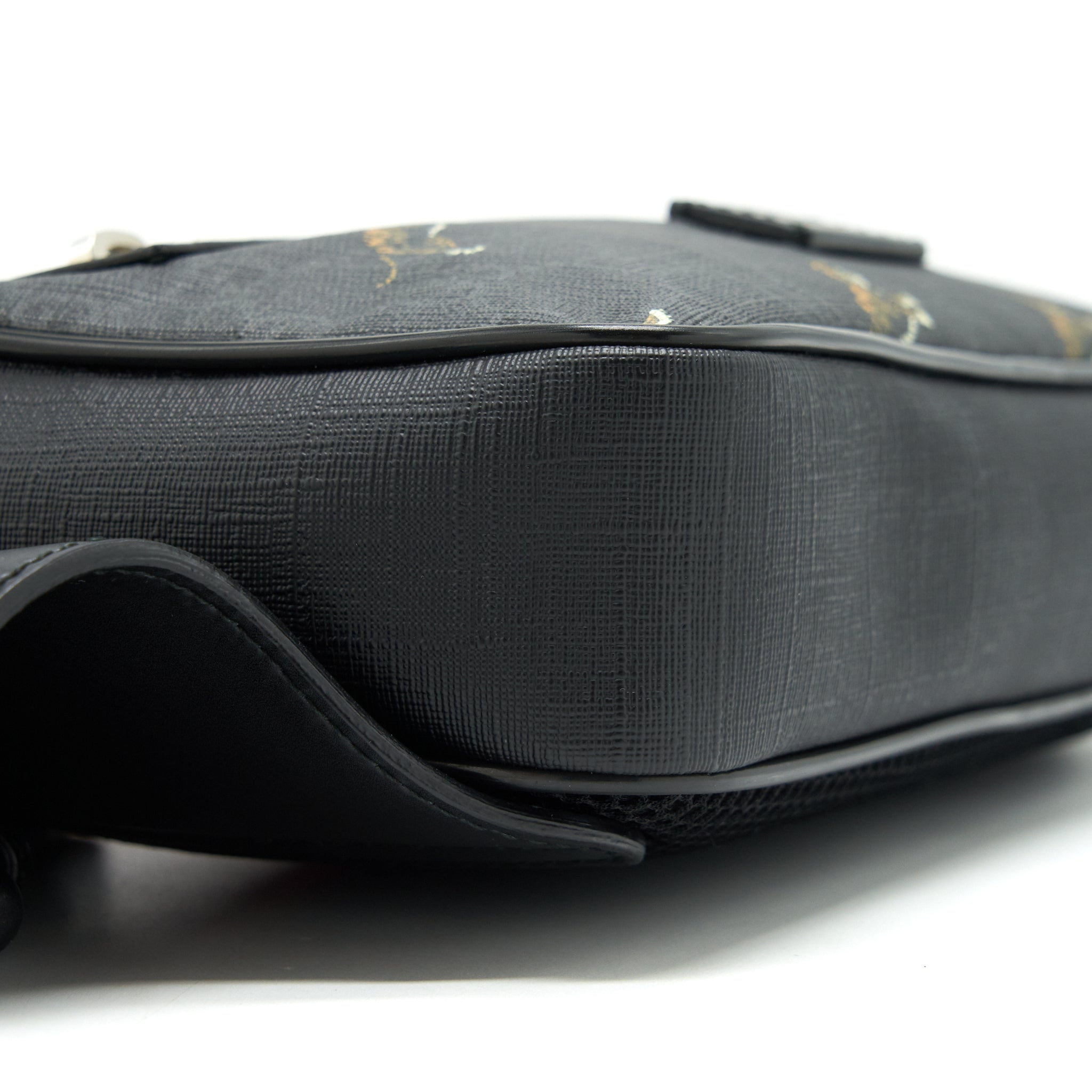 gucci-gg-supreme-tiger-belt-bag-black