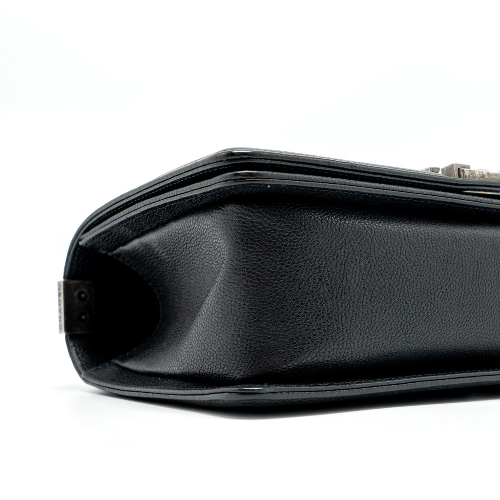 chanel-medium-boy-bag-grained-calfskin-black-ruthenium-hardware