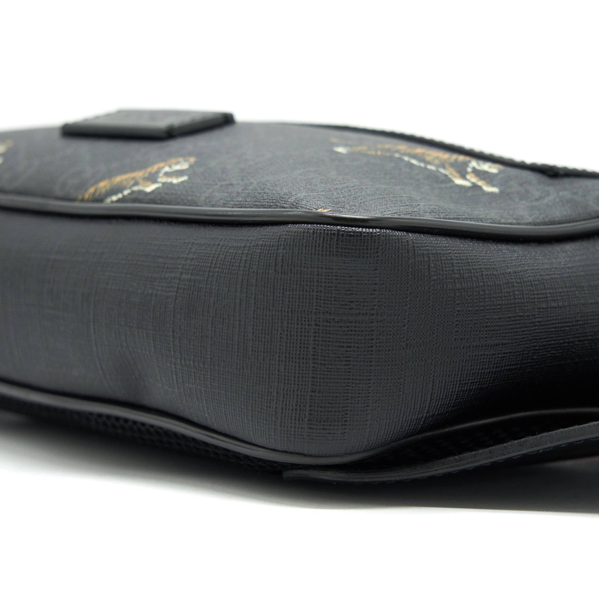 gucci-gg-supreme-tiger-belt-bag-black