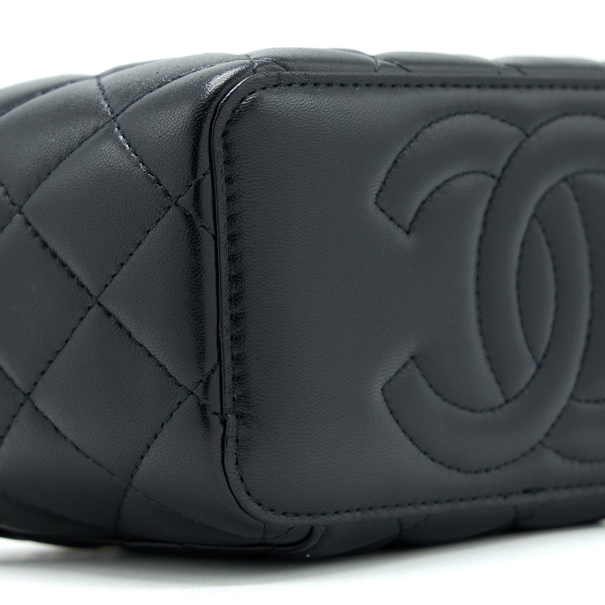 chanel-22a-top-handle-long-vanity-case-lambskin-black-lghw