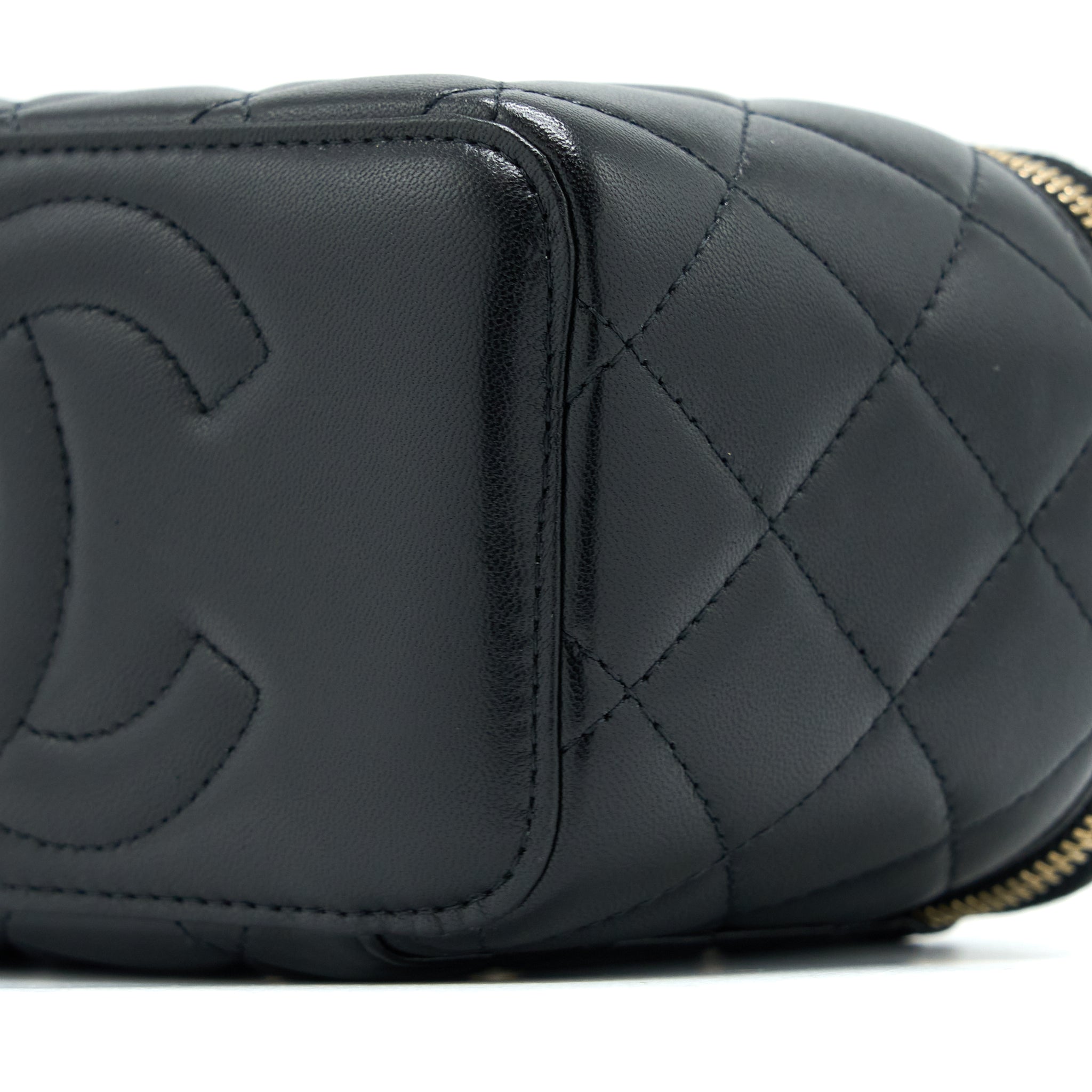 chanel-22a-top-handle-long-vanity-case-lambskin-black-lghw
