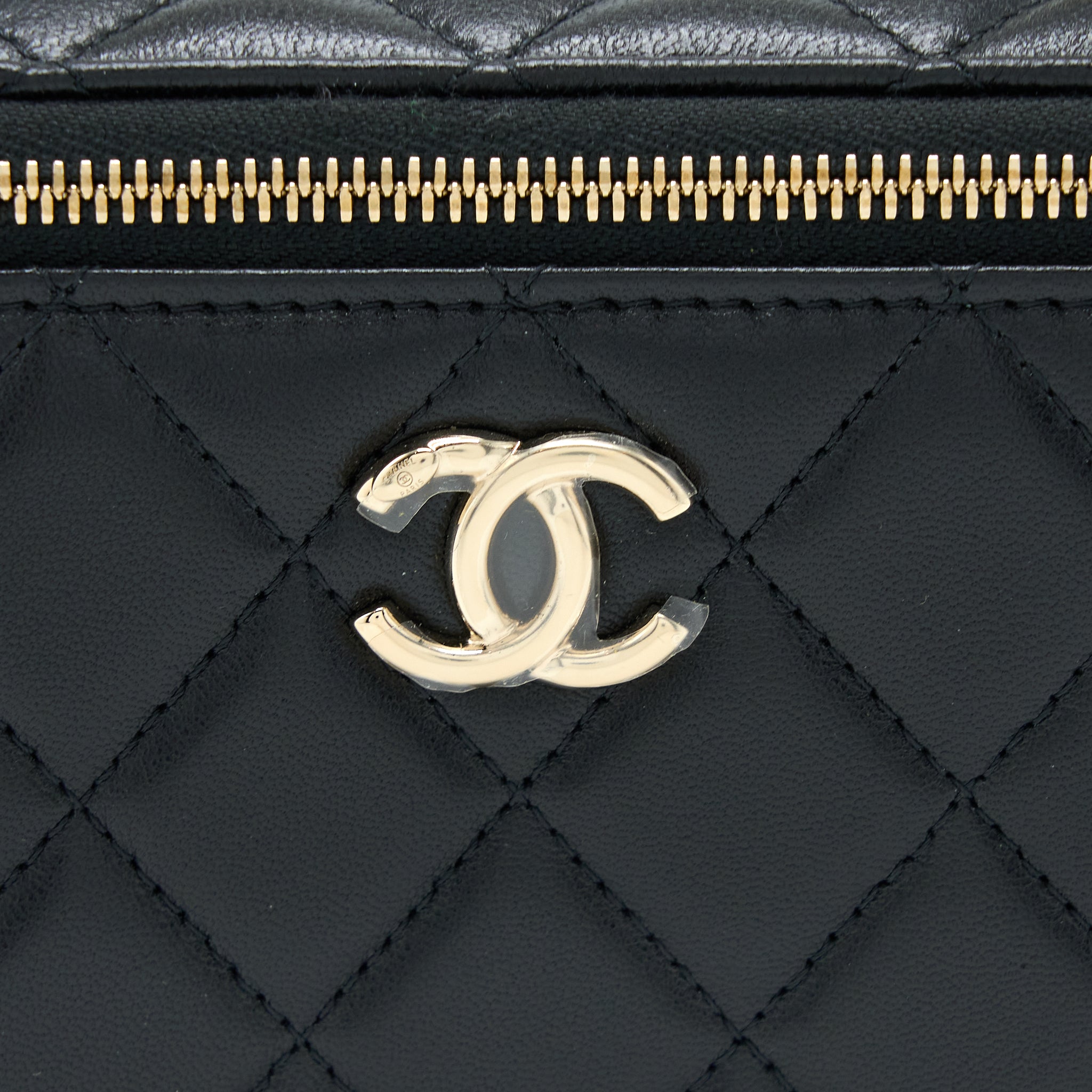 chanel-22a-top-handle-long-vanity-case-lambskin-black-lghw