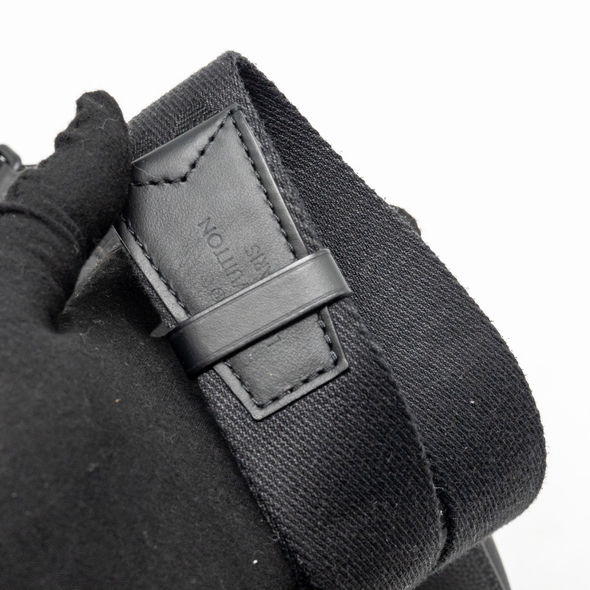 louis-vuitton-aerogram-takeoff-sling-black-grained-calfskin-black-hardware