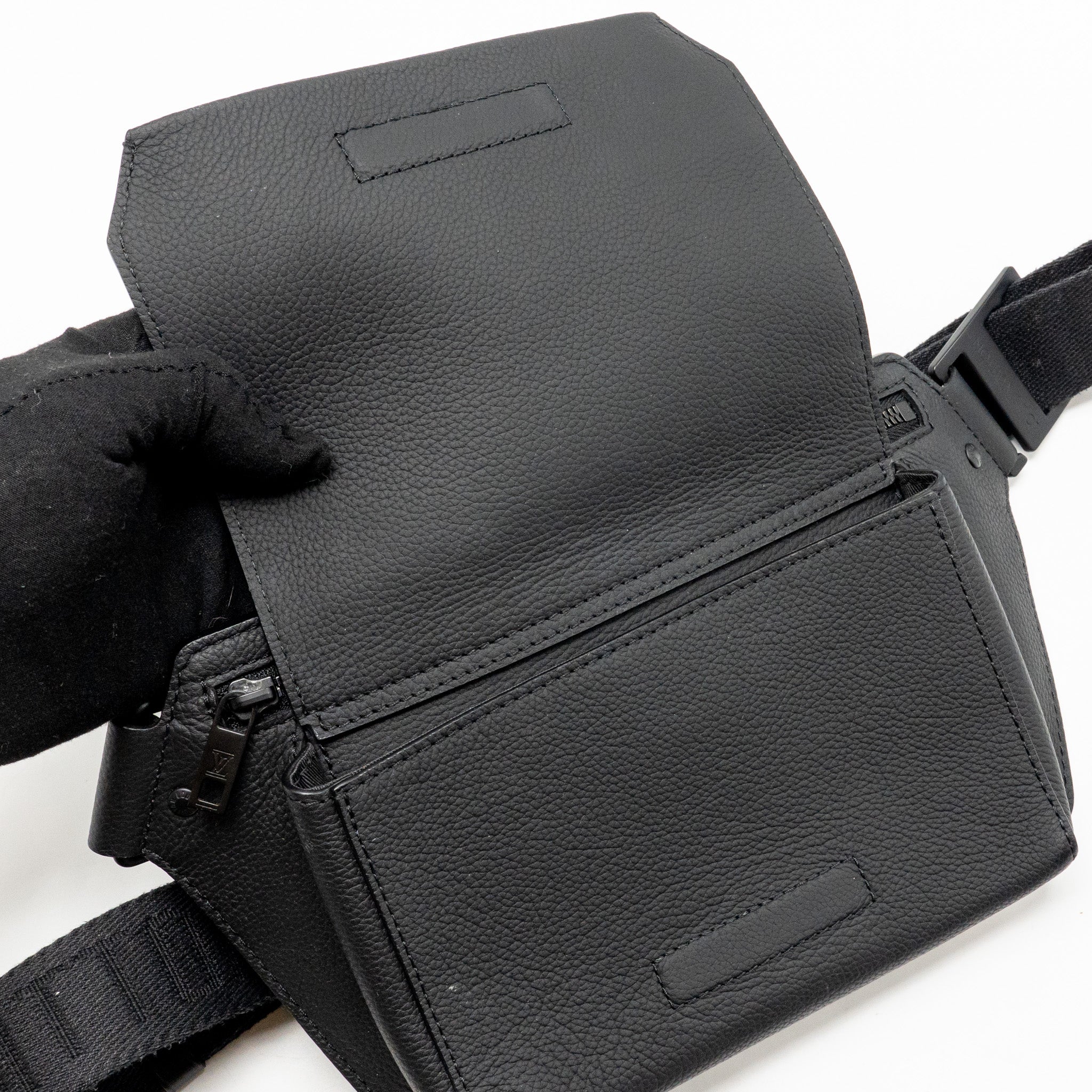 louis-vuitton-aerogram-takeoff-sling-black-grained-calfskin-black-hardware